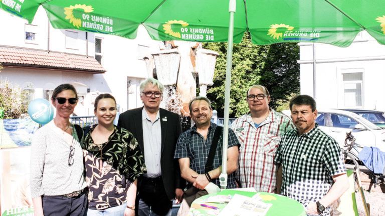 Ein Café in der Zehntscheune Erhalt des Stadtwaldes – Hauptthema beim österlichen Infostand der Grünen „Vom Reden schnell zum Handeln kommen“